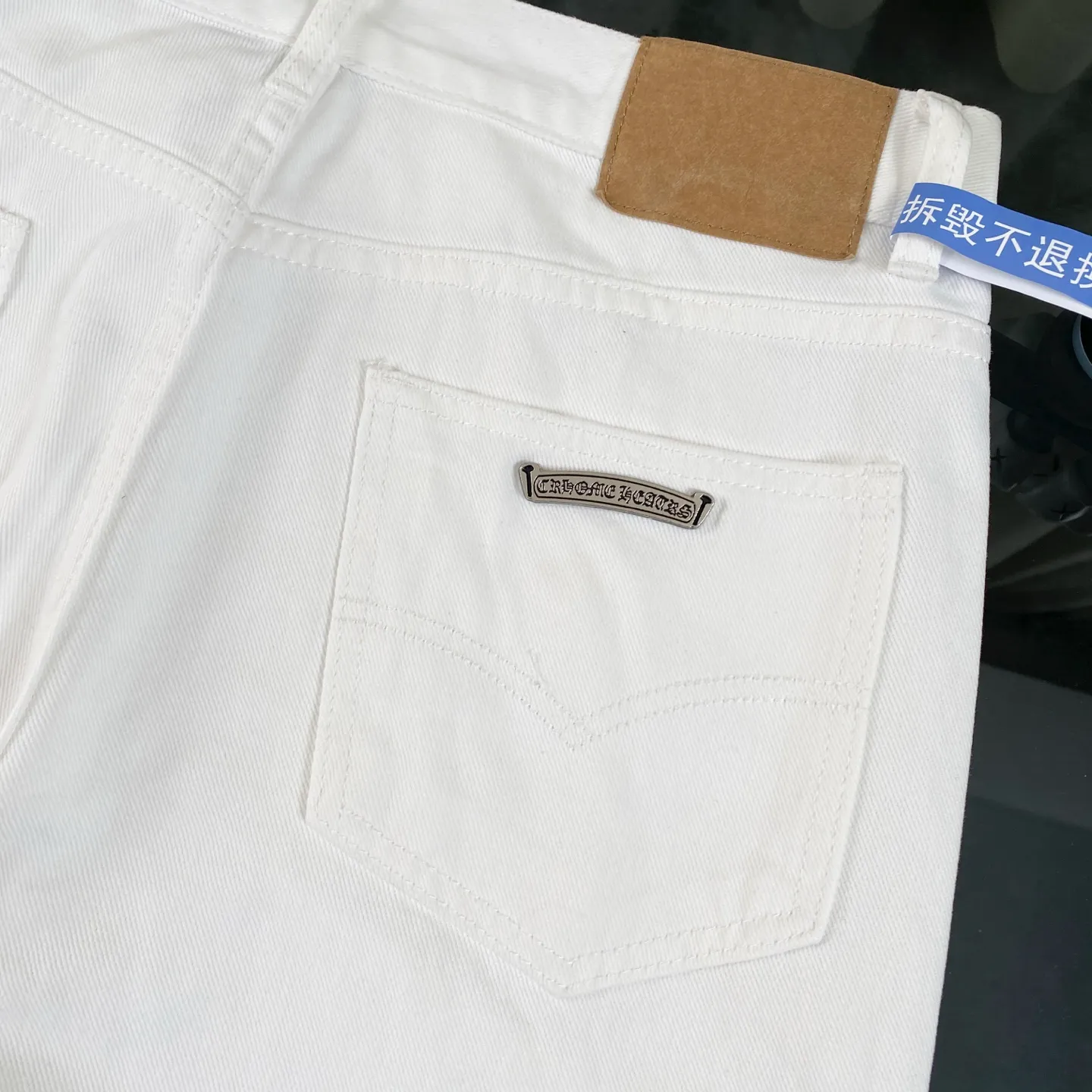 P270 chrome hearts new style white leather jeans vi Top heavy industry fashionable design] Consistent high street luxury style creation. Speaking of this style, the Zangyin family and GU family are definitely the leading representative brands. Especially the Zangyin family has really achieved a state-of-the-art effect in creating high street style. The unique washed material is used to create this style. The color system is quite eye-catching. After it is decorated with patchwork cross flowers, it cleverly highlights the charm of the brand. Secondly, this style uses classic The classic high-waist cutting design highlights the long legs and fashionable temperament of the upper body. The brand is highly recognizable and the slim fit configuration is more suitable for daily wear. It is a product that interprets personality, fashion, and specifications at a glance. This single product is enough to make any fan excited. It can be a white T-shirt for youthful preppy style, or a tight suspender for lady style. It has strong matching ability and can be easily controlled by men.  [Materials and craftsmanship] Needless to say, this point goes without saying. As an excellent craftsman brand, Zangyin’s requirements for details and craftsmanship are really perfect. The washed color of this model has gone through so many processes, not to mention the embellishment of denim appliques. It is also purely hand-made and sewn. Just like what they believe in, only hand-made things have soul and have the meaning of wear. A top-notch heavy-duty fashionable denim item, I look forward to your perfect interpretation! !  Size:28-36